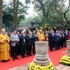 Các đại biểu dâng hương tại chùa Côn Sơn trong ngày Khai hội mùa Xuân Côn Sơn-Kiếp Bạc năm 2023. (Ảnh: Mạnh Tú/TTXVN)