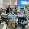 Mua hàng tại siêu thị để tiếp tế cho Cộng đồng người Việt tại Nhật Bản. (Ảnh: Nguyễn Tuyến/Vietnam+)