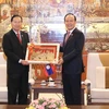 Phó Chủ tịch Quốc hội Lào Chaleun Yiapaoher tặng quà lưu niệm Chủ tịch HĐND thành phố Nguyễn Ngọc Tuấn. (Ảnh: Nguyễn Thắng/TTXVN)