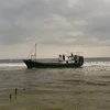 Chiếc tàu không có người trôi dạt trên vùng biển Quảng Trị. (Ảnh: TTXVN phát)