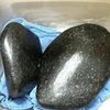 Công an thu giữ 2 cục đá màu đen trong nhà của đối tượng Võ Quang Trực. (Ảnh: TTXVN phát-
