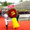 Dâng hoa tưởng niệm Anh hùng Lực lượng Vũ trang Nhân dân Phan Thị Ràng. (Ảnh: Văn Sĩ/TTXVN)