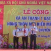 Phó Chủ tịch UBND tỉnh Sóc Trăng Vương Quốc Nam trao quyết định công nhận xã nông thôn mới kiểu mẫu cho xã An Thạnh 1, huyện Cù Lao Dung. (Ảnh: Tuấn Phi/TTXVN)