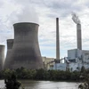 Khói thải bốc lên từ một nhà máy điện ở Winfield, West Virginia, Mỹ. (Ảnh: AFP/ TTXVN)