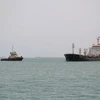 Tàu thuyền di chuyển tại cảng Saleef, ngoài khơi tỉnh Hodeida, Yemen, phía Tây Biển Đỏ. (Ảnh: AFP/TTXVN)