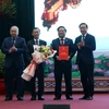  Phó Thủ tướng Trần Hồng Hà trao Quy hoạch tỉnh Kon Tum thời kỳ 2021-2030, tầm nhìn đến 2050 cho lãnh đạo tỉnh Kon Tum. (Ảnh : Cao Nguyên/TTXVN)