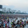Các bãi biển ở thành phố Sầm Sơn đông người dân, du khách đi tắm biển. (Ảnh: Hoa Mai/TTXVN)