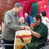 Đại tướng Tô Lâm, Ủy viên Bộ Chính trị, Bộ trưởng Bộ Công an tặng quà Tết cho các thương, bệnh binh tại Trung tâm điều dưỡng thương binh Thuận Thành. (Ảnh: Thanh Thương/TTXVN)