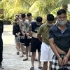 Các đối tượng bị bắt tại 1 khu resort thuộc ấp Rạch Hàm, xã Hàm Ninh, thành phố Phú Quốc, tỉnh Kiên Giang. (Ảnh: TTXVN phát)