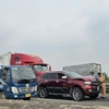 Hiện trường vụ tai nạn liên hoàn giữa 2 xe container và một ôtô 5 chỗ ngồi tại Km 26+000 thuộc xã Thạnh Đức, huyện Bến Lức, tỉnh Long An. (Ảnh: TTXVN phát)