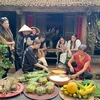 Khách quốc tế trải nghiệm gói bánh chưng tại Làng cổ Đường Lâm. (Ảnh: Đinh Thuận/TTXVN)