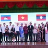 Đại diện Tổng lãnh sự quán Lào, Tổng lãnh sự quán Campuchia tại Thành phố chụp ảnh lưu niệm cùng các du học sinh Lào, Campuchia. (Ảnh: Xuân Khu/TTXVN)