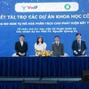 Lễ ký kết thỏa thuận tài trợ giữa Quỹ VINIF với dự án khoa học công nghệ. (Ảnh: Vietnam+)