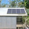 Các tấm pin năng lượng mặt trời được lắp trên mái căn chòi ở vườn quýt hồng của anh Nguyễn Hữu Hạnh tại xã An Hảo, huyện Tịnh Biên, tỉnh An Giang. (Ảnh: Thanh Liêm/TTXVN)