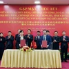 Lãnh đạo tỉnh Lào Cai và châu Hồng Hà chứng kiến các cơ quan chính quyền, đoàn thể, doanh nghiệp hai bên ký kết các biên bản thỏa thuận và ghi nhớ hợp tác. (Ảnh: Hương Thu/TTXVN)
