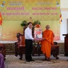 Bí thư Thành ủy Cần Thơ Lê Quang Mạnh tặng quà nhân dịp Tết Chôl Chnăm Thmây cho Học viện Phật giáo Nam Tông Khmer. (Ảnh: Thanh Liêm/TTXVN)