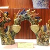 Tượng rồng ngũ sắc bằng gốm Lái Thêu, hiện vật thế kỷ XX, trưng bài tại Bảo tàng tỉnh An Giang. (Ảnh: Công Mạo/TTXVN)