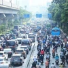 Người tham gia giao thông trên tuyến đường Nguyễn Trãi-Ngã Tư Sở. (Ảnh: Tuấn Anh/TTXVN)