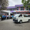 Đội ngũ y bác sỹ Bệnh viện Trung ương Huế chào tạm biệt bệnh nhân về quê đón Tết. (Ảnh: Mai Trang/TTXVN)