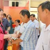 Phó Chủ tịch nước Võ Thị Ánh Xuân trao quà Tết cho các gia đình chính sách tại xã Mỹ Hòa Hưng, thành phố Long Xuyên, tỉnh An Giang. (Ảnh: Công Mạo/TTXVN)