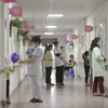 Tại Khoa Nhi và đơn nguyên Sơ sinh, Bệnh viện Thanh Nhàn, những ngày gần đây, Khoa đã tiếp nhận nhiều trẻ bị viêm phổi, viêm phế quản; đa số là trẻ nhỏ. (Ảnh: Minh Quyết/TTXVN)