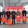 Lãnh đạo Ban Quản lý Khu Kinh tế cửa khẩu Đồng Đăng-Lạng Sơn tặng quà các lái xe đón Tết tại Cửa khẩu Quốc tế Hữu Nghị. (Ảnh: Quang Duy/TTXVN)