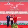 Trao tặng nhà Chữ thập đỏ với trị giá 70 triệu đồng tại quận Cầu Giấy. (Ảnh: Thanh Tùng/TTXVN)
