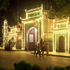 Người dân và du khách đến tham quan, chiêm bái tại đền Trần, thành phố Hưng Yên. (Ảnh: Đinh Văn Nhiều/TTXVN)