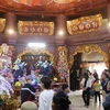 Nhân dân và du khách thập phương đến chùa Phật tích lễ Phật, trẩy hội. (Ảnh: Thanh Thương/TTXVN)