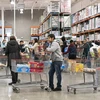 Khách hàng mua sắm tại siêu thị ở Foster City, California, ngày 21/12/2023. (Ảnh: THX/TTXVN)