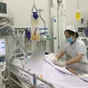 Nhân viên y tế Bệnh viện Chợ Rẫy, Thành phố Hồ Chí Minh, chăm sóc, tích cực cho bệnh nhân ngộ độc Botulinum hồi tháng 5/2023. (Ảnh: TTXVN phát)