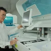 Bác sỹ Đào Cảnh Tuất kiểm tra hệ thống máy móc, trang thiết bị trước khi đưa vào vận hành Bệnh viện Vạn Phúc City. (Ảnh: Đinh Hằng/TTXVN)