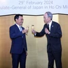 Ông Ono Masuo (phải), Tổng lãnh sự Nhật Bản tại Thành phố và ông Bùi Xuân Cường (trái), Phó Chủ tịch UBND Thành phố Hồ Chí Minh chúc mừng sinh nhật Nhà vua Nhật Bản. (Ảnh: Xuân Khu/TTXVN)