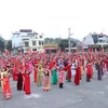 Màn đồng diễn và diễu hành áo dài của hơn 1.400 phụ nữ Bắc Kạn. (Ảnh TTXVN phát)