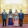 Trao tặng danh hiệu Công dân danh dự tỉnh Thừa Thiên-Huế cho cho bà Andrea Teufel và bà Kazuyo Watanabe. (Ảnh: Mai Trang/TTXVN)