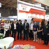 Đại biểu tham quan gian hàng trưng bày của các doanh nghiệp tại triển lãm VietnamPlas 2023. (Ảnh: Văn Phúc/TTXVN)