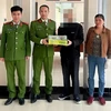 Công an xã Tam Đồng, huyện Mê Linh, Hà Nội, cùng người nhặt được tổ chức trao trả số tiền 1,2 tỷ đồng cho người đánh mất. (Ảnh: TTXVN phát)