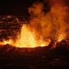 Khói lửa và dung nham phun trào khi núi lửa hoạt động trên bán đảo Reykjanes, Tây Nam Iceland ngày 19/12/2023. (Ảnh: AFP/TTXVN)