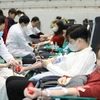 Cán bộ, công chức, viên chức, người lao động tham gia hiến máu tình nguyện. (Ảnh: Anh Tuấn/TTXVN)