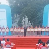 Bộ trưởng Bộ Văn hóa, Thể thao và Du lịch Nguyễn Văn Hùng trao Huân chương Lao động hạng Ba của Chủ tịch nước cho 14 vận động viên, huấn luyện viên có thành tích xuất sắc. (Ảnh: Minh Quyết/TTXVN)