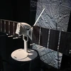 Mô hình tàu vũ trụ Europa Clipper tại phòng thí nghiệm của NASA ở California, Mỹ ngày 11/4/2023. (Ảnh: AFP/TTXVN)