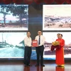 Ông Phạm Thành Nam, Giám đốc Bảo tàng Tôn Đức Thắng tiếp nhận tài liệu từ Trung tâm Lưu trữ quốc gia II. (Ảnh: Thu Hương/TTXVN)