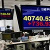 Màn hình hiển thị chỉ số chứng khoán Nikkei 225 tại Tokyo, Nhật Bản ngày 21/3 vừa qua. (Ảnh: Kyodo/TTXVN)