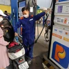 Người dân mua xăng, dầu tại một điểm kinh doanh trên địa bàn Hà Nội. (Ảnh: Trần Việt/TTXVN)