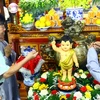 Nghi thức tắm tượng phật linh thiêng tại Di tích lịch sử Quốc gia chùa Hoằng Phúc. (Ảnh: Tá Chuyên/TTXVN)