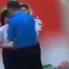 Giáo viên Tổng phụ trách Đội của Trường THCS Nguyễn Thiện Thuật có hành động túm cổ áo, kéo, đẩy học sinh vào tường, áp sát mặt nữ sinh khiến dư luận bất bình (Ảnh: cắt từ clip).
