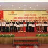 Các tập thể, cá nhân có thành tích xuất sắc nhận Bằng khen của Hội bảo trợ người khuyết tật và trẻ mồ côi Việt Nam. (Ảnh: Hoàng Hiếu/TTXVN)