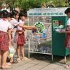 Học sinh tiểu học thành phố Huế đã biết phân loại rác và bỏ rác tái chế vào Ngôi nhà xanh. (Ảnh: Mai Trang/TTXVN)