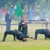 Cán bộ, chiến sỹ Cảnh sát Cơ động trình diễn bắn súng tại Lễ kỷ niệm 5 năm ngày thành lập Bộ Tư lệnh Cảnh sát Cơ động năm 2014. *Ảnh: Doãn Tấn/TTXVN)
