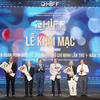 Lãnh đạo Thành phố Hồ Chí Minh trao hoa tri ân các chuyên gia tại Liên hoan phim. (Ảnh: Thu Hương/TTXVN)